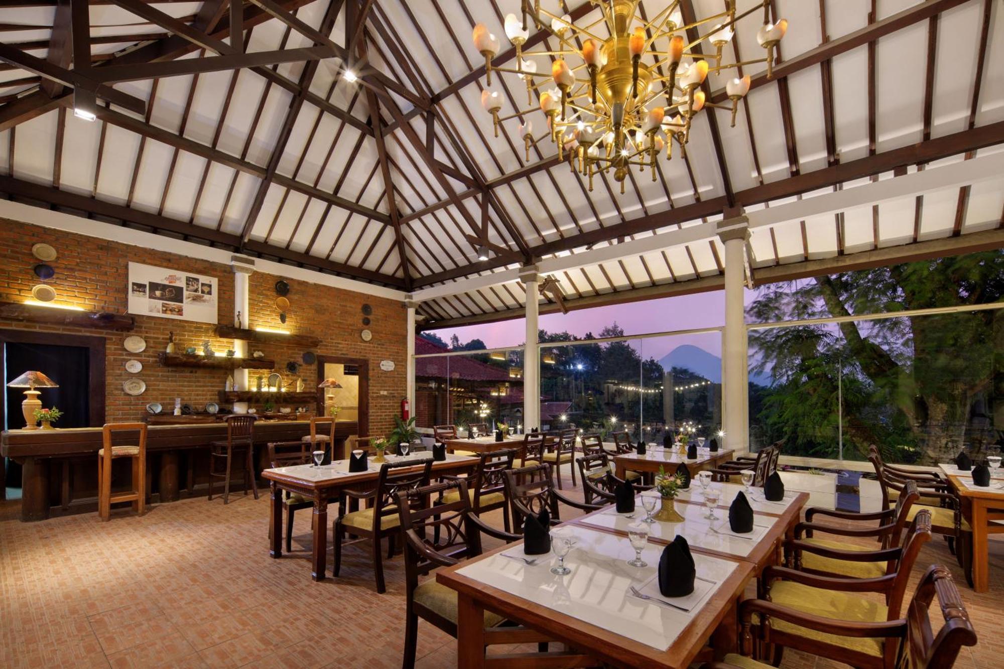 Royal Hotel And Villas Trawas Exterior foto