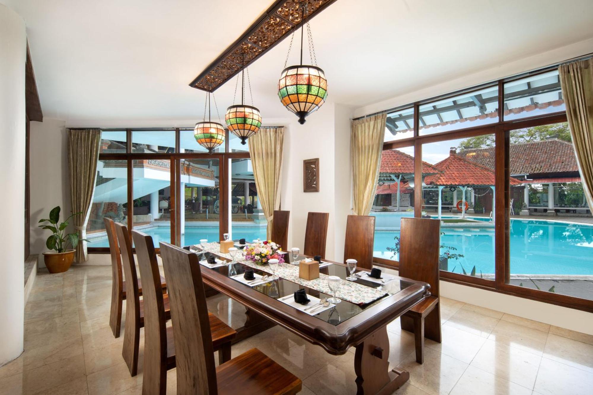 Royal Hotel And Villas Trawas Exterior foto