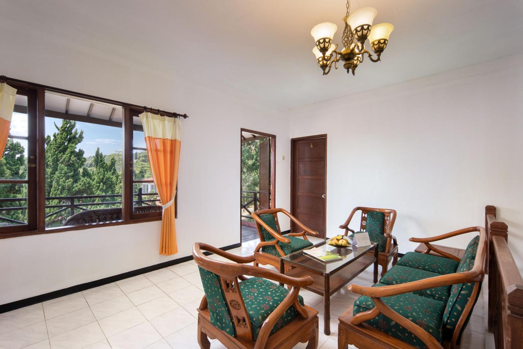 Royal Hotel And Villas Trawas Exterior foto