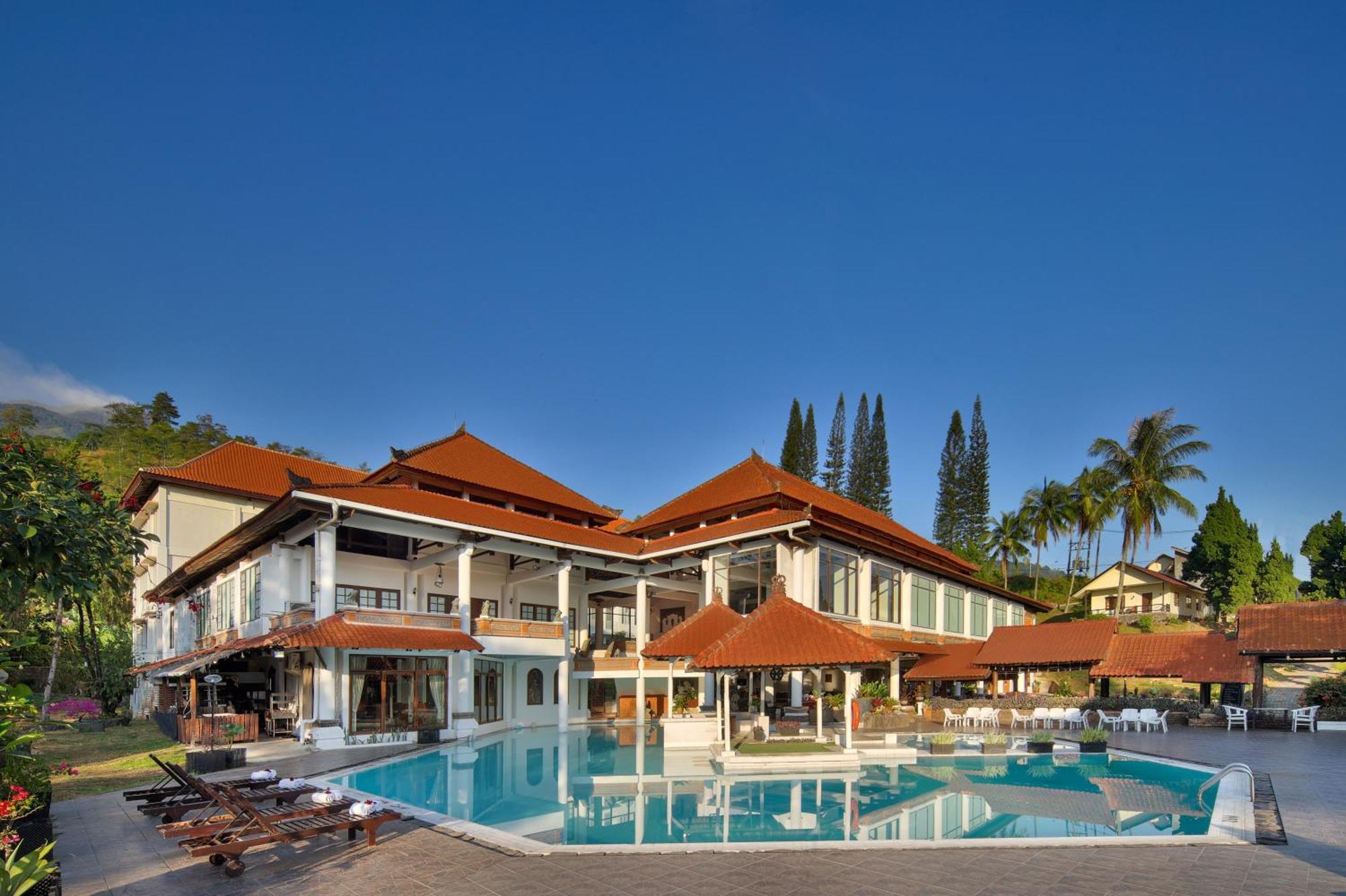 Royal Hotel And Villas Trawas Exterior foto