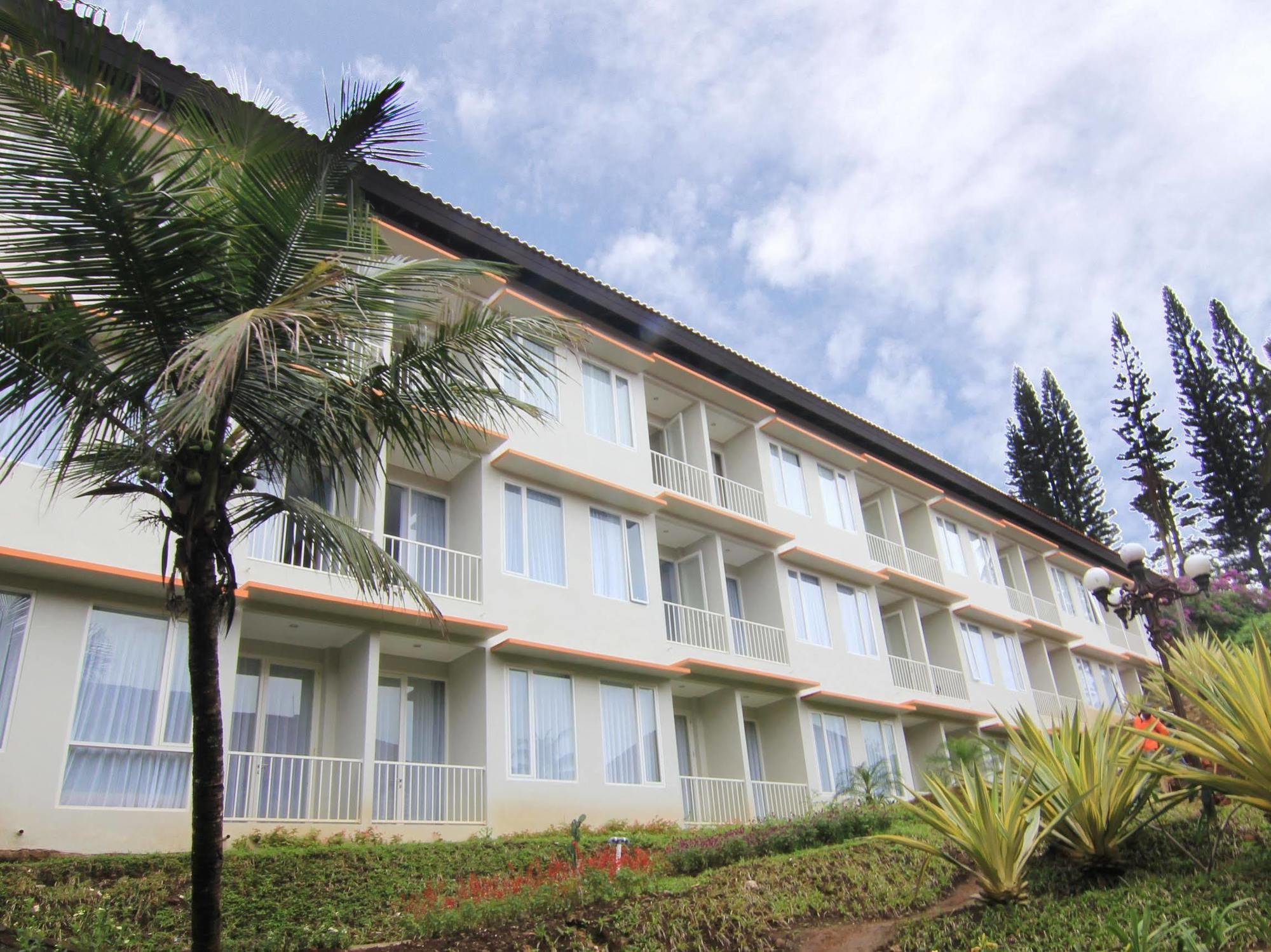 Royal Hotel And Villas Trawas Exterior foto