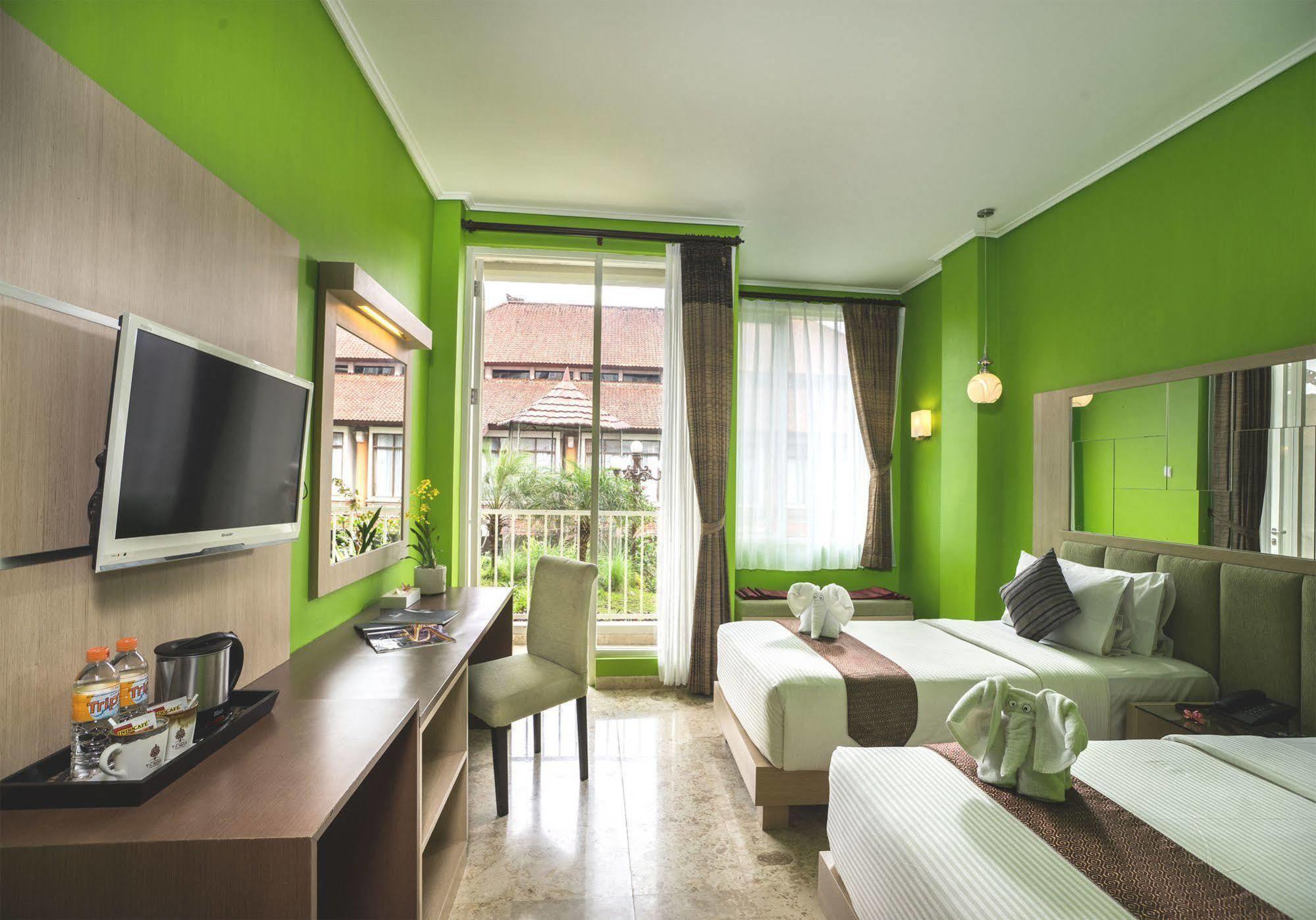 Royal Hotel And Villas Trawas Exterior foto