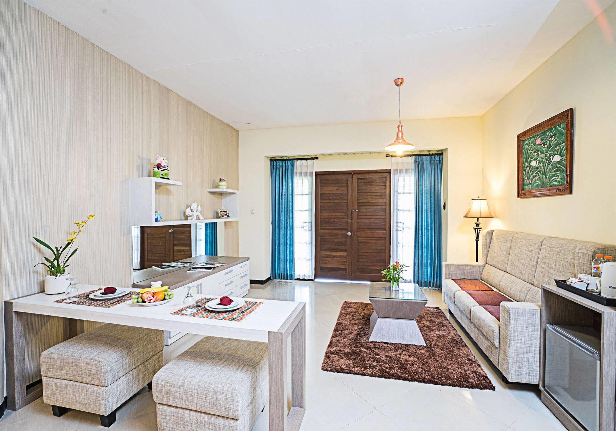 Royal Hotel And Villas Trawas Exterior foto