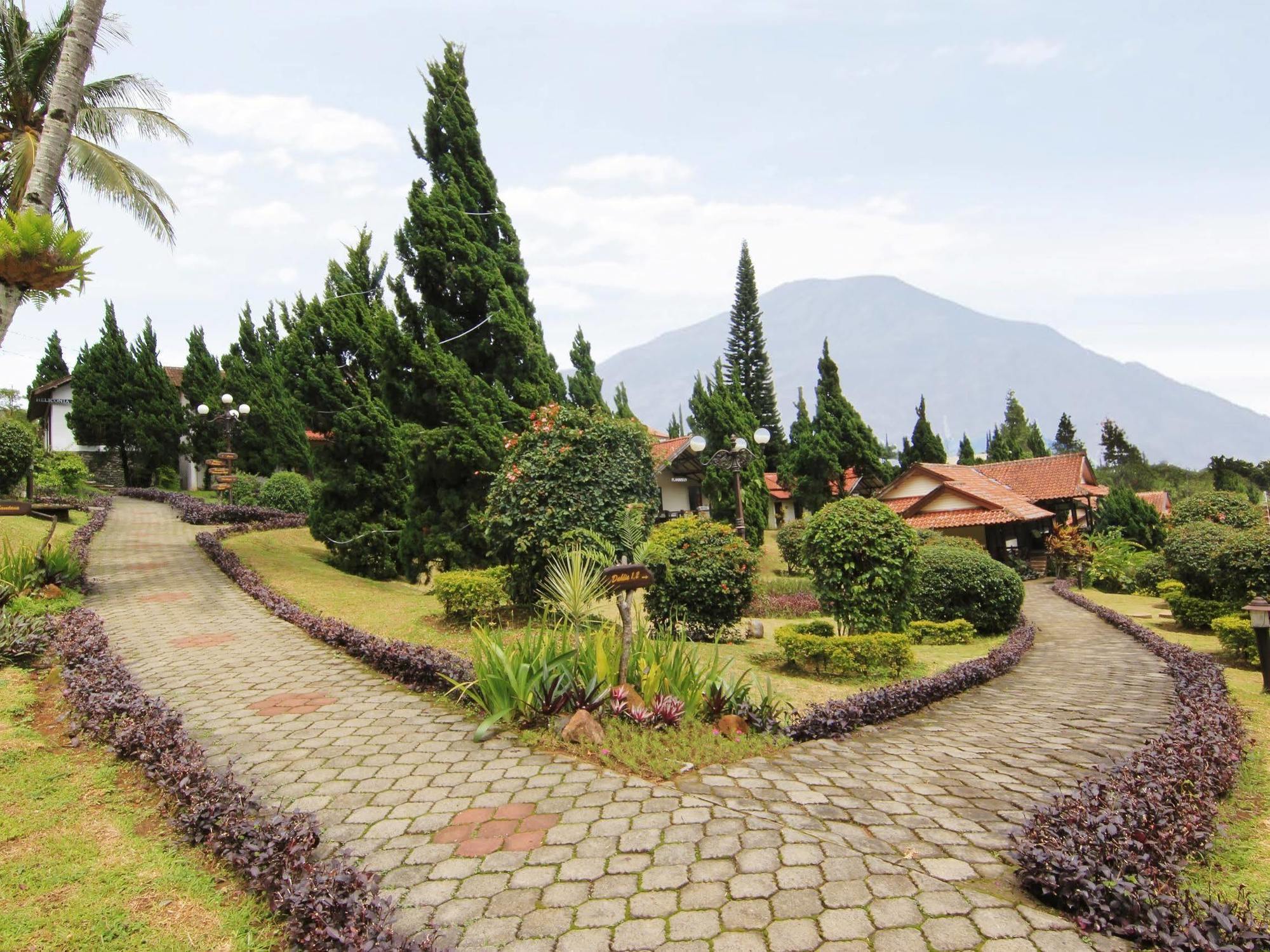 Royal Hotel And Villas Trawas Exterior foto
